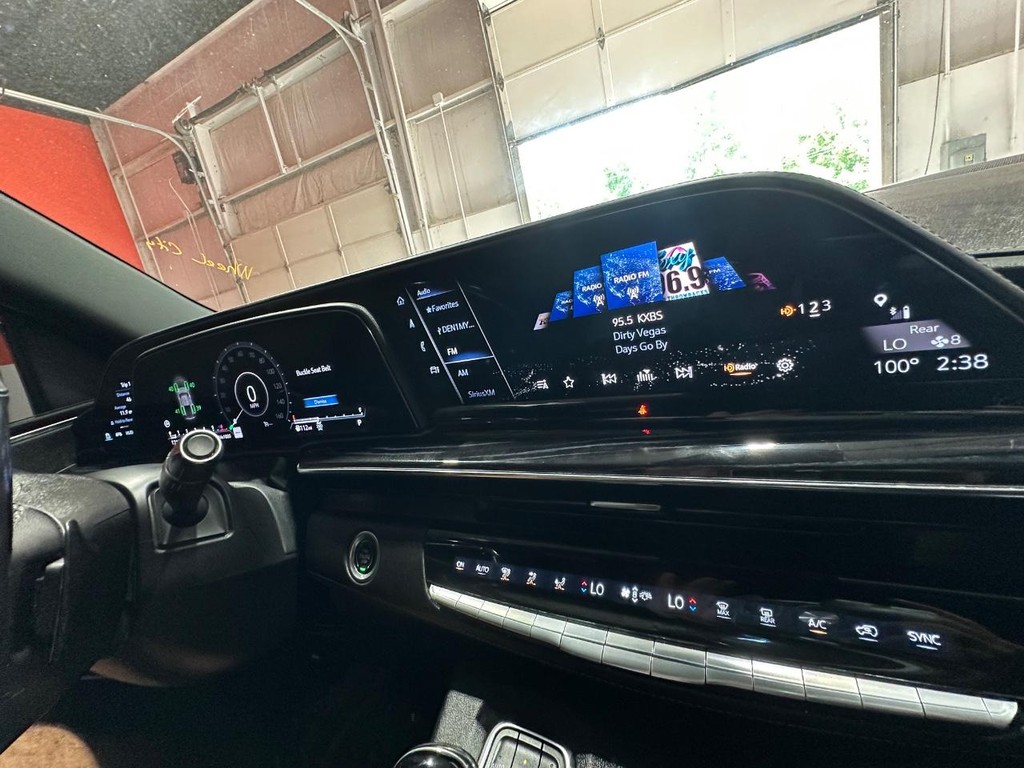 Cadillac Escalade ESV Vehicle Full-screen Gallery Image 23