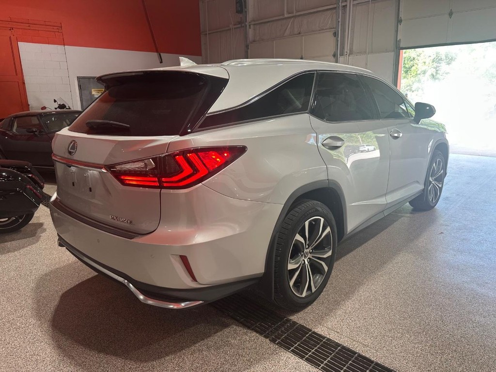 Lexus RX Vehicle Full-screen Gallery Image 3