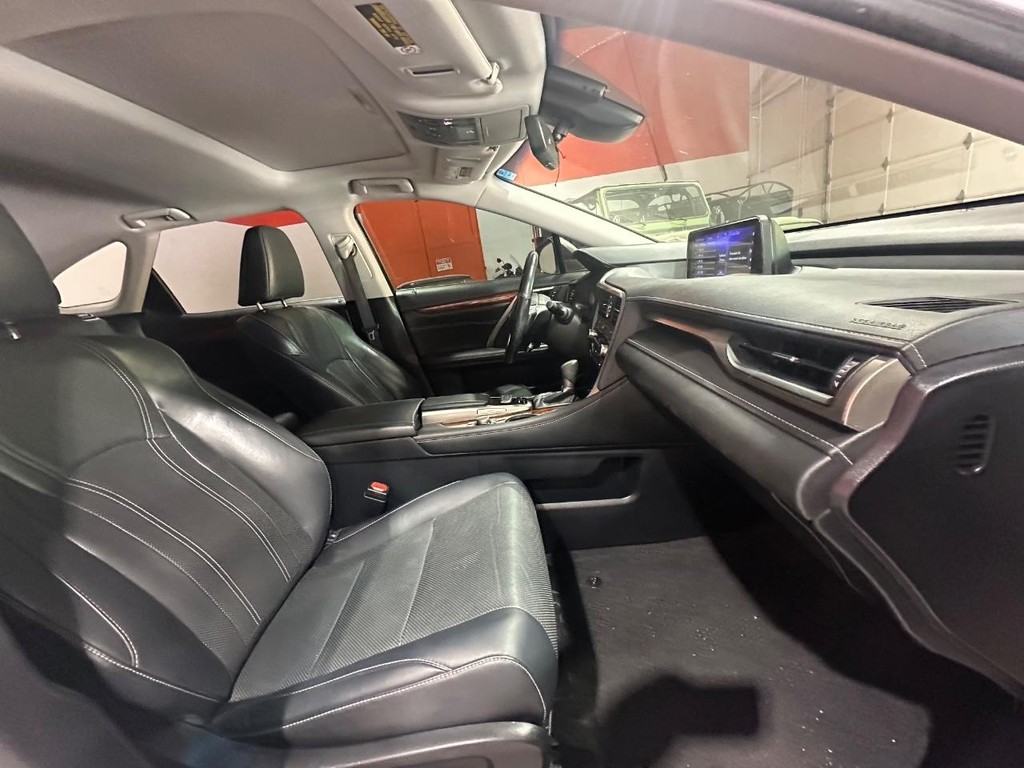 Lexus RX Vehicle Full-screen Gallery Image 4