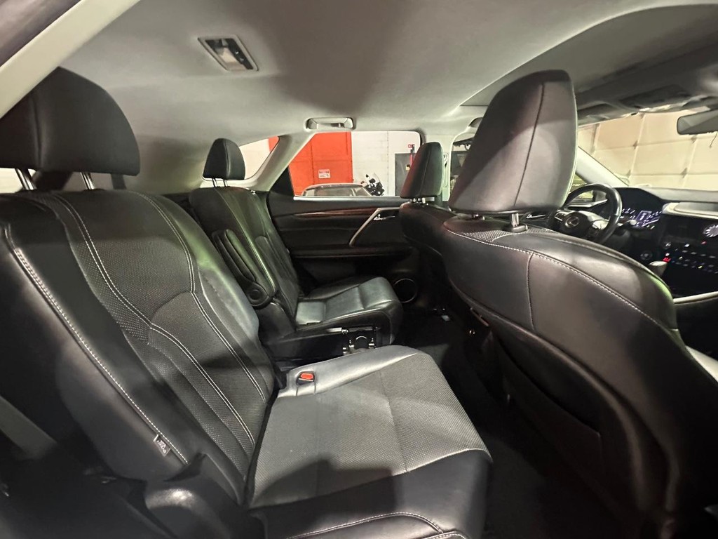 Lexus RX Vehicle Full-screen Gallery Image 5