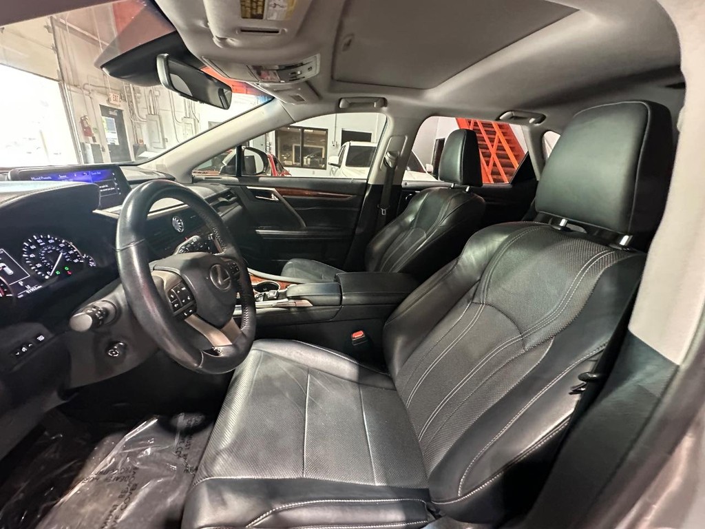 Lexus RX Vehicle Full-screen Gallery Image 11