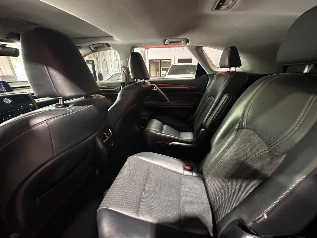 Lexus RX Vehicle Full-screen Gallery Image 12