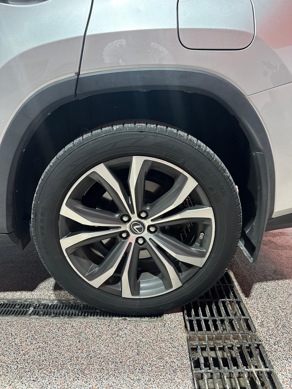 Lexus RX Vehicle Full-screen Gallery Image 13