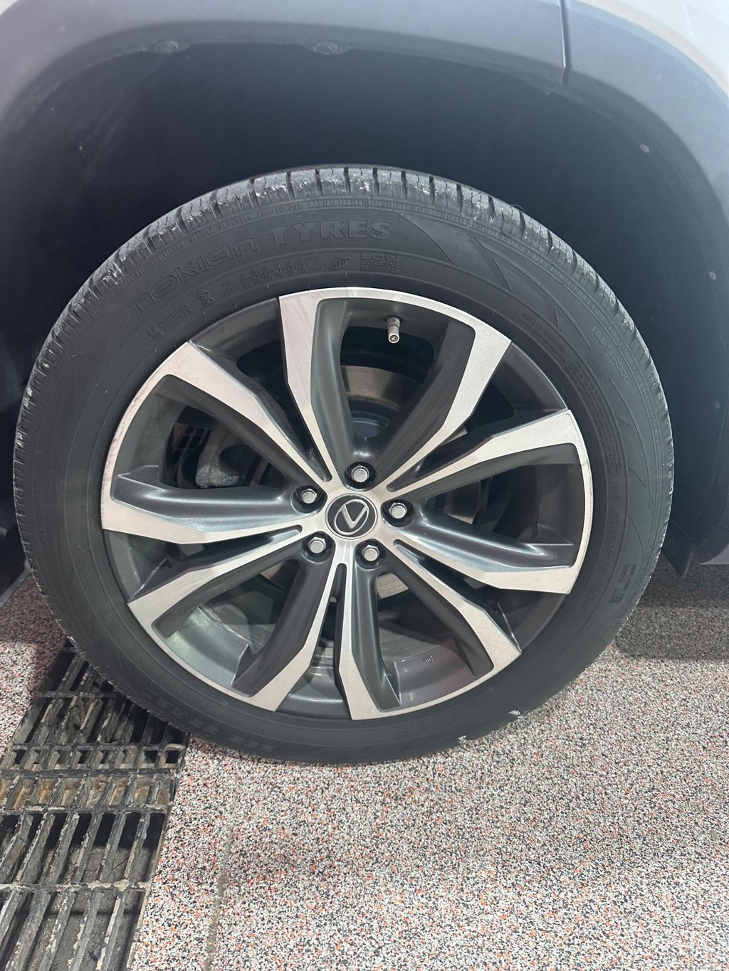 Lexus RX Vehicle Full-screen Gallery Image 14