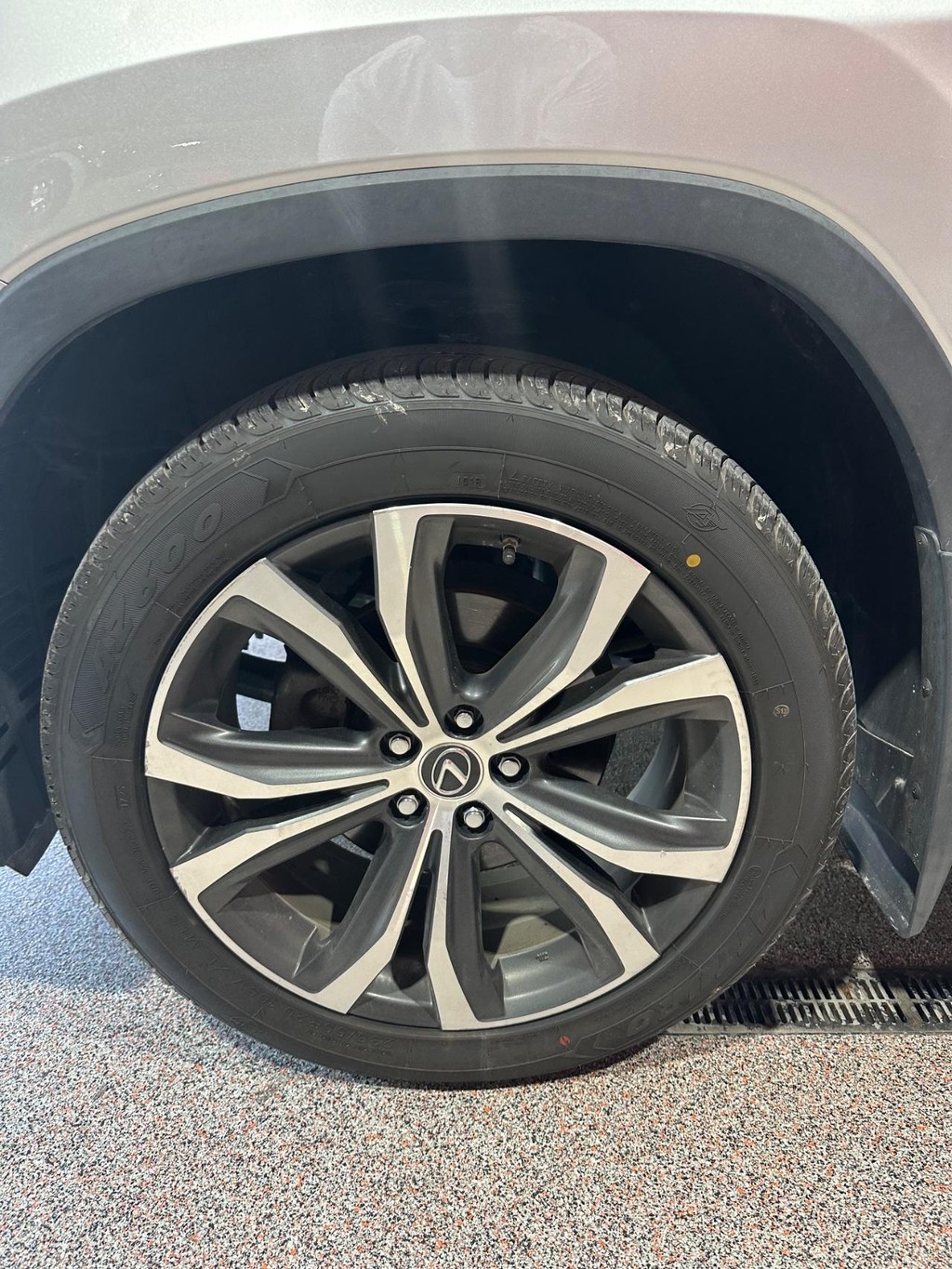 Lexus RX Vehicle Full-screen Gallery Image 15