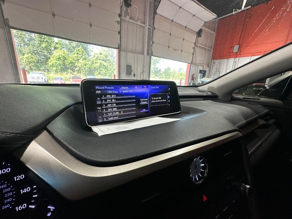 Lexus RX Vehicle Full-screen Gallery Image 17