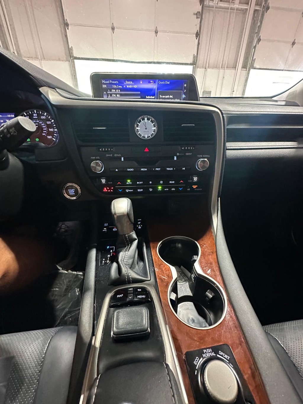 Lexus RX Vehicle Full-screen Gallery Image 18