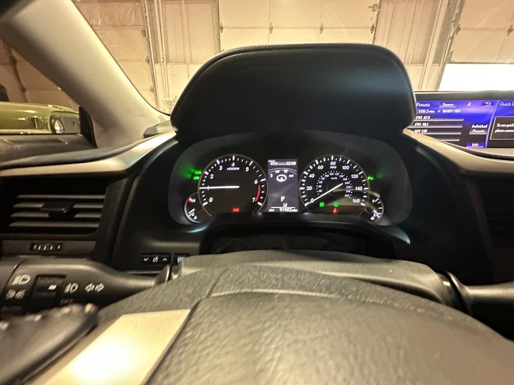 Lexus RX Vehicle Full-screen Gallery Image 21