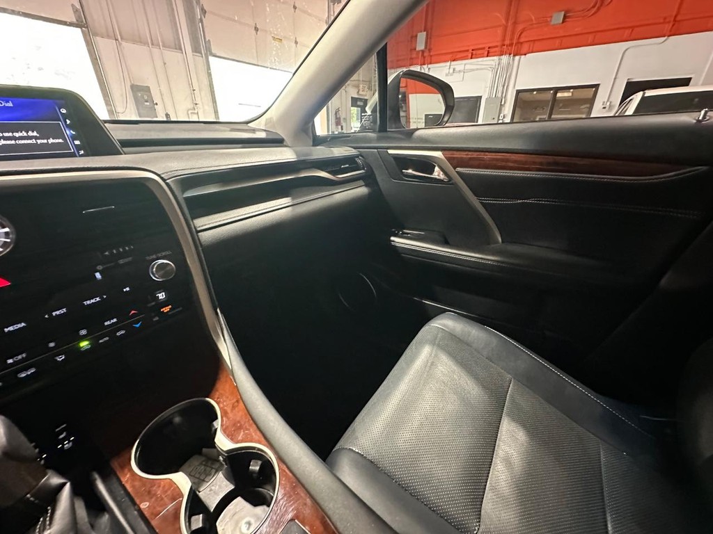 Lexus RX Vehicle Full-screen Gallery Image 22
