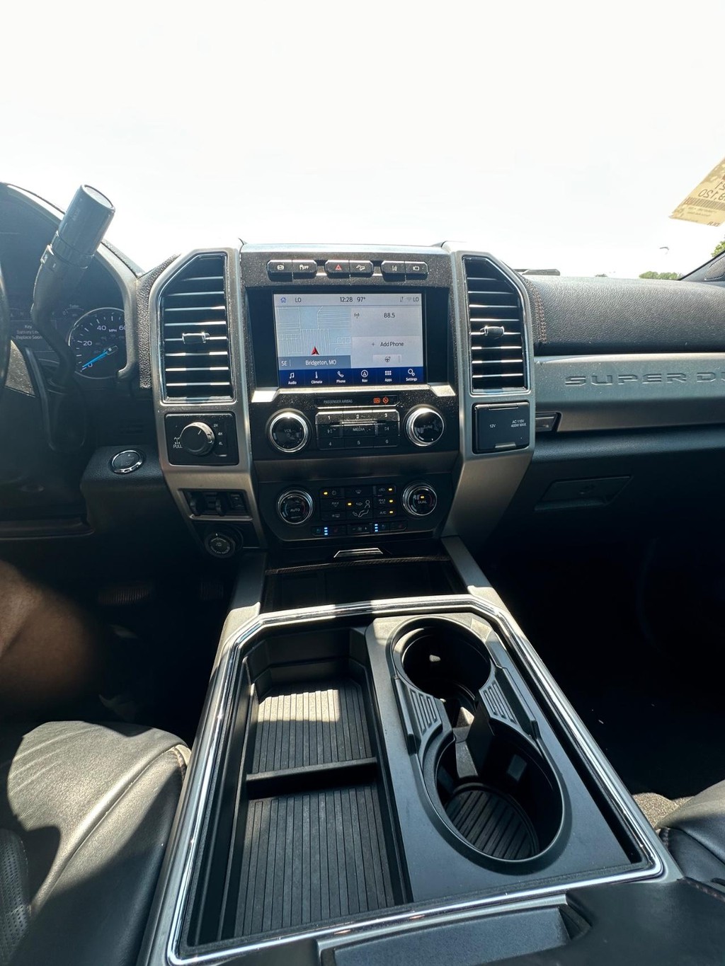 Ford Super Duty F-350 SRW Vehicle Full-screen Gallery Image 24