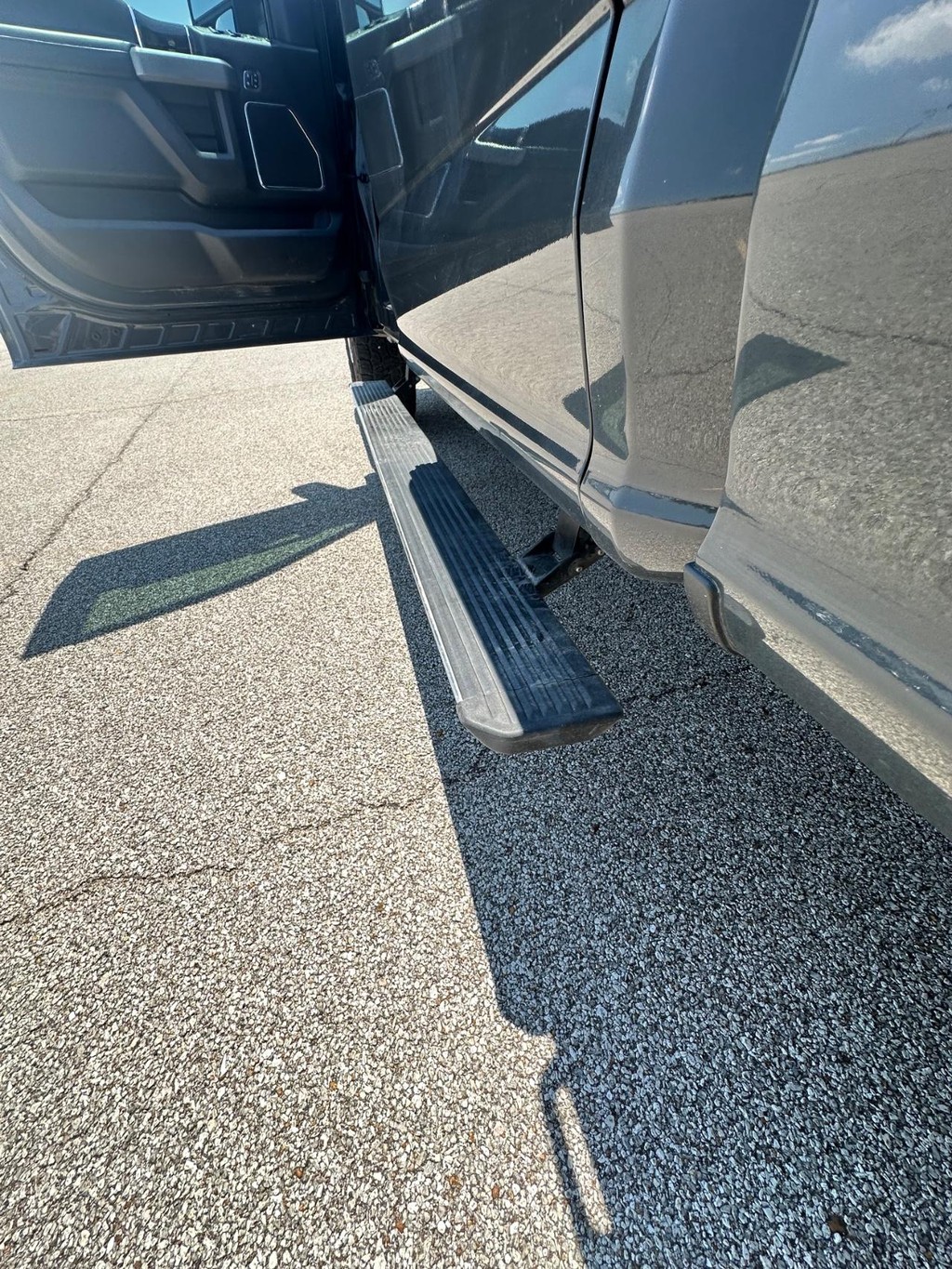 Ford Super Duty F-350 SRW Vehicle Full-screen Gallery Image 25