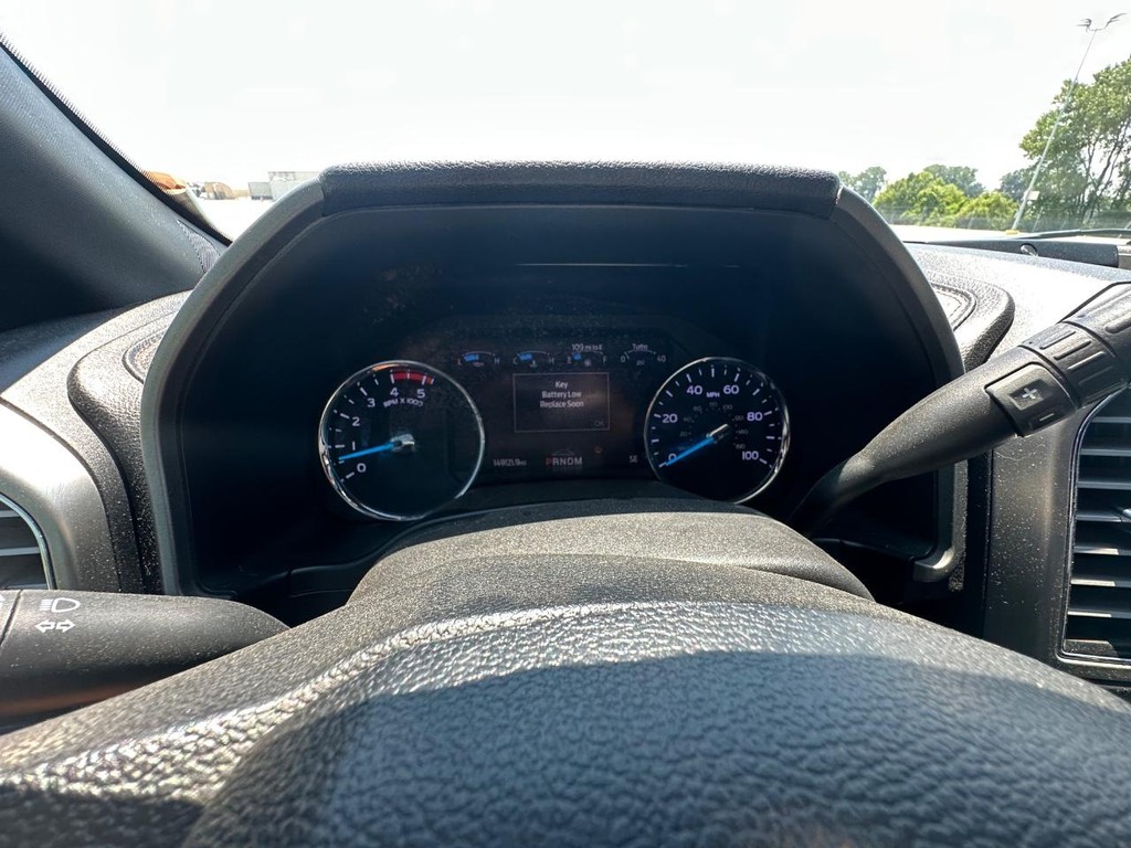 Ford Super Duty F-350 SRW Vehicle Full-screen Gallery Image 27