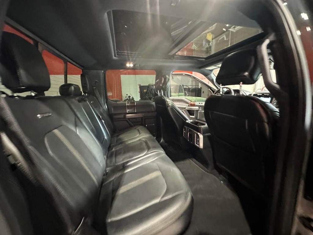 Ford F-150 Vehicle Full-screen Gallery Image 17
