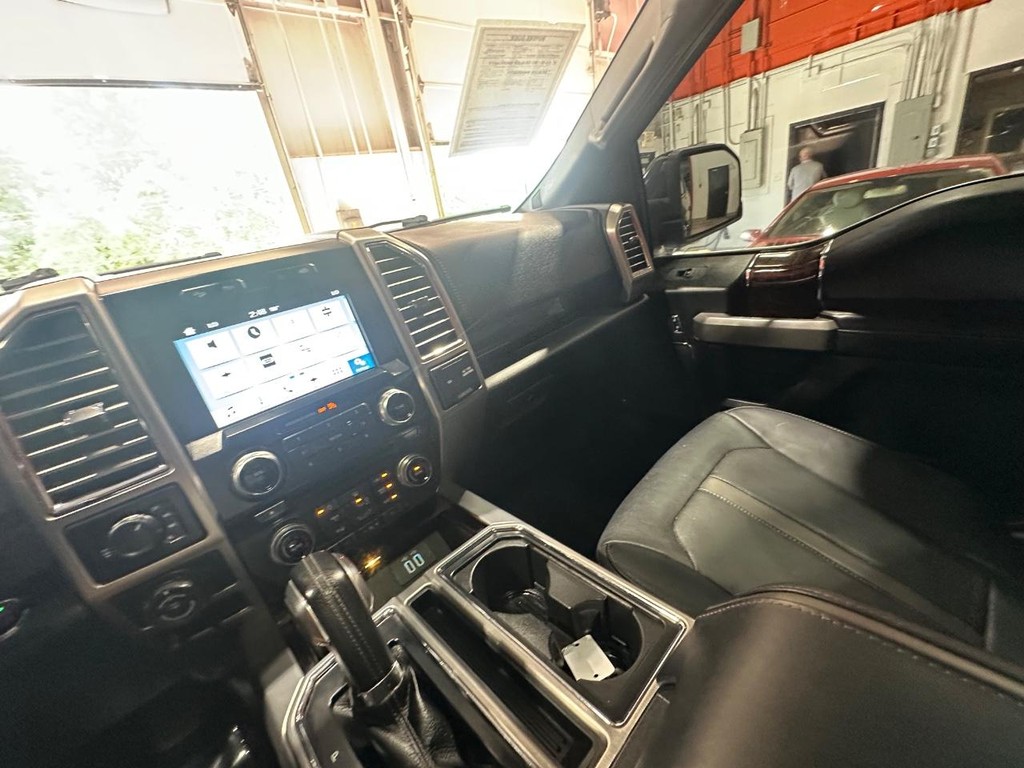 Ford F-150 Vehicle Full-screen Gallery Image 22