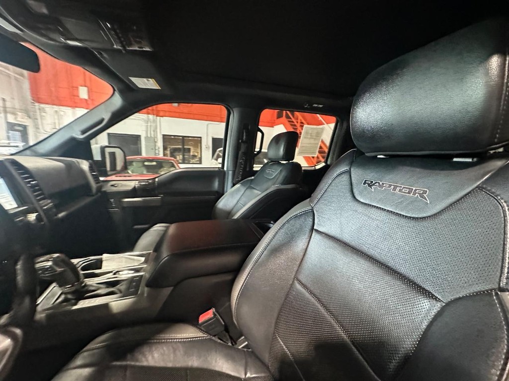 Ford F-150 Vehicle Full-screen Gallery Image 18