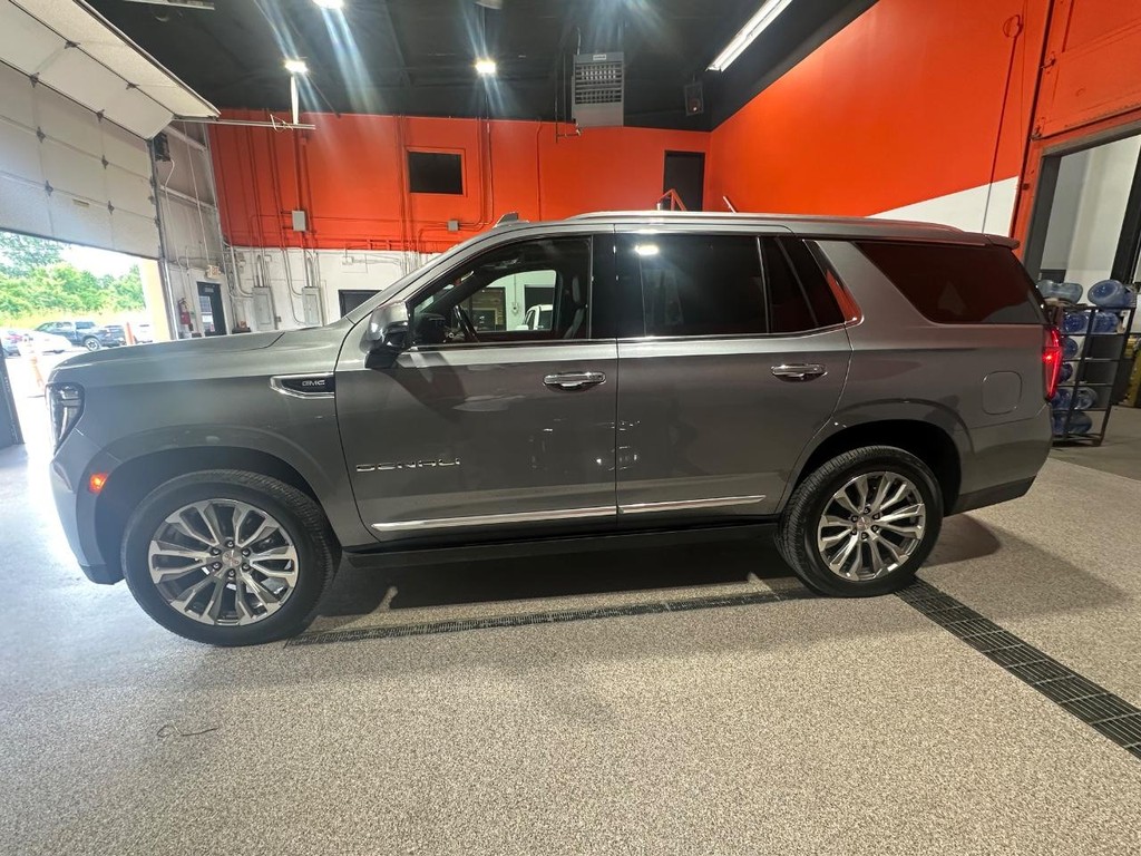GMC Yukon Vehicle Full-screen Gallery Image 2