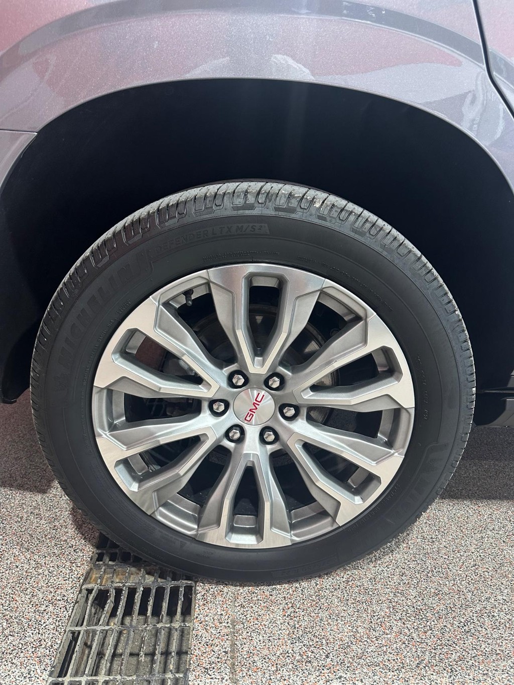 GMC Yukon Vehicle Full-screen Gallery Image 8