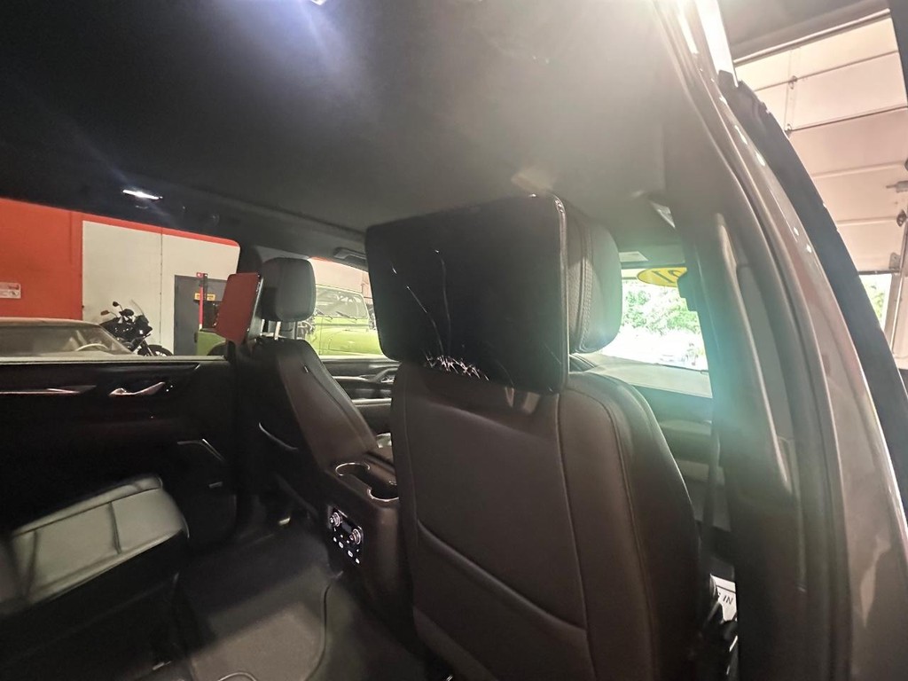 GMC Yukon Vehicle Full-screen Gallery Image 15