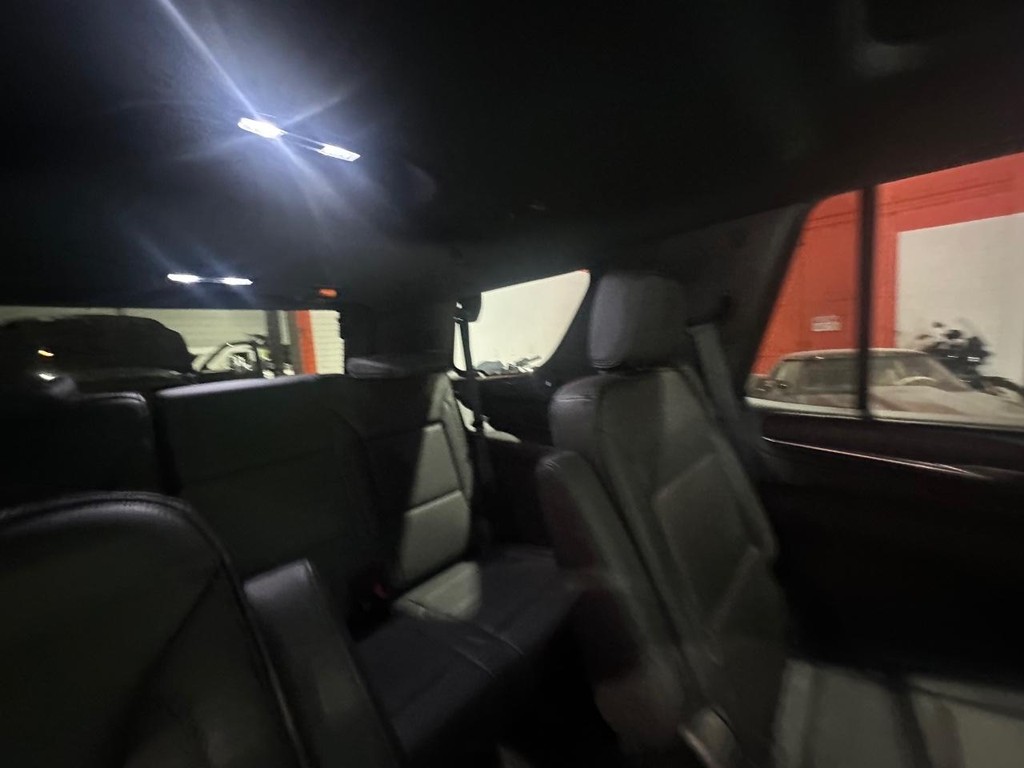 GMC Yukon Vehicle Full-screen Gallery Image 16