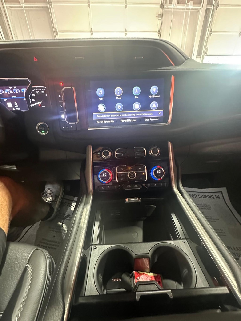 GMC Yukon Vehicle Full-screen Gallery Image 22