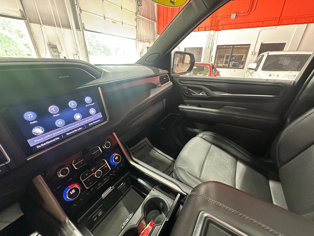 GMC Yukon Vehicle Full-screen Gallery Image 24