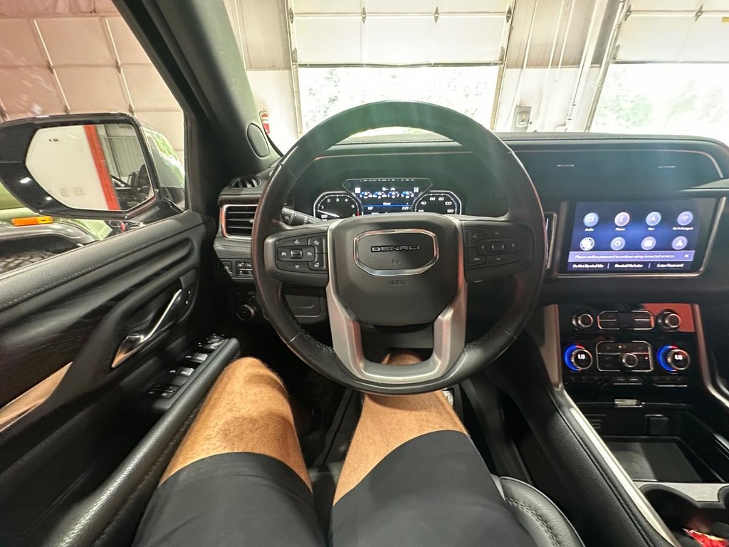 GMC Yukon Vehicle Full-screen Gallery Image 26