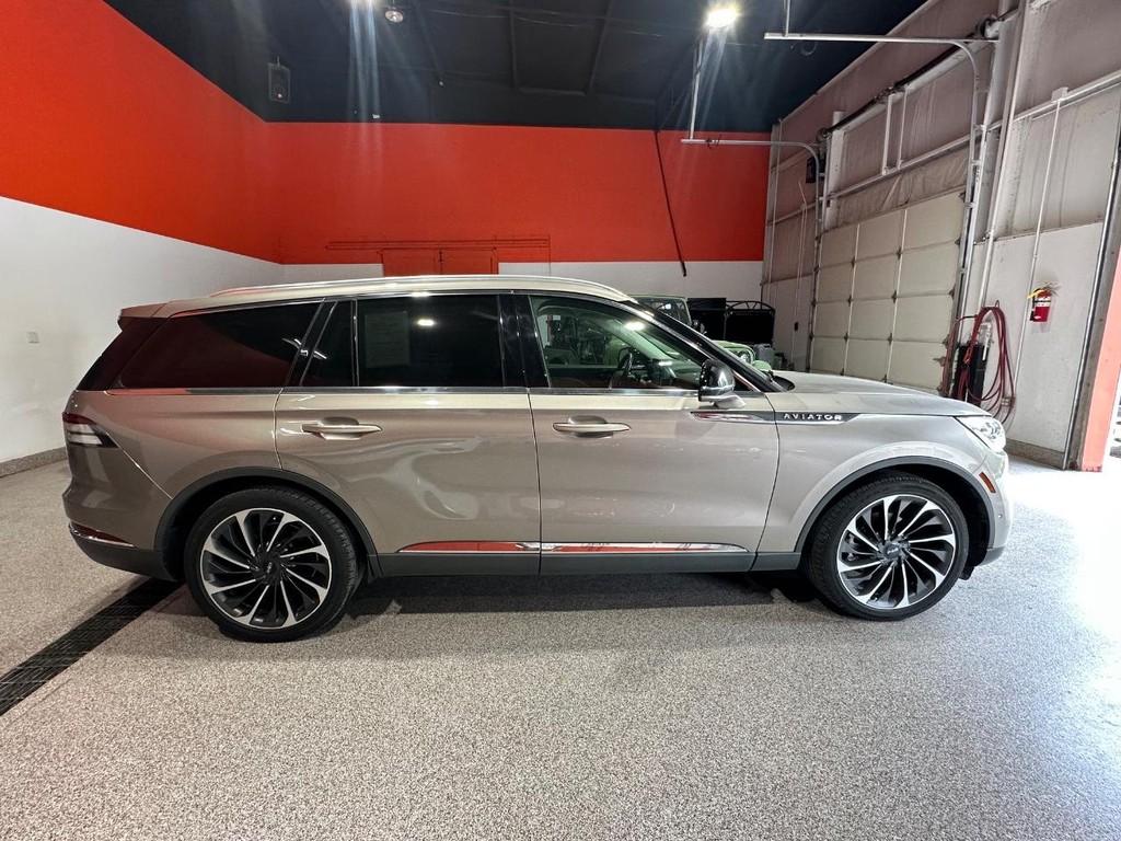Lincoln Aviator Vehicle Full-screen Gallery Image 2