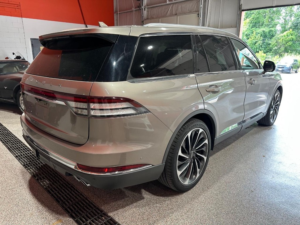 Lincoln Aviator Vehicle Full-screen Gallery Image 3