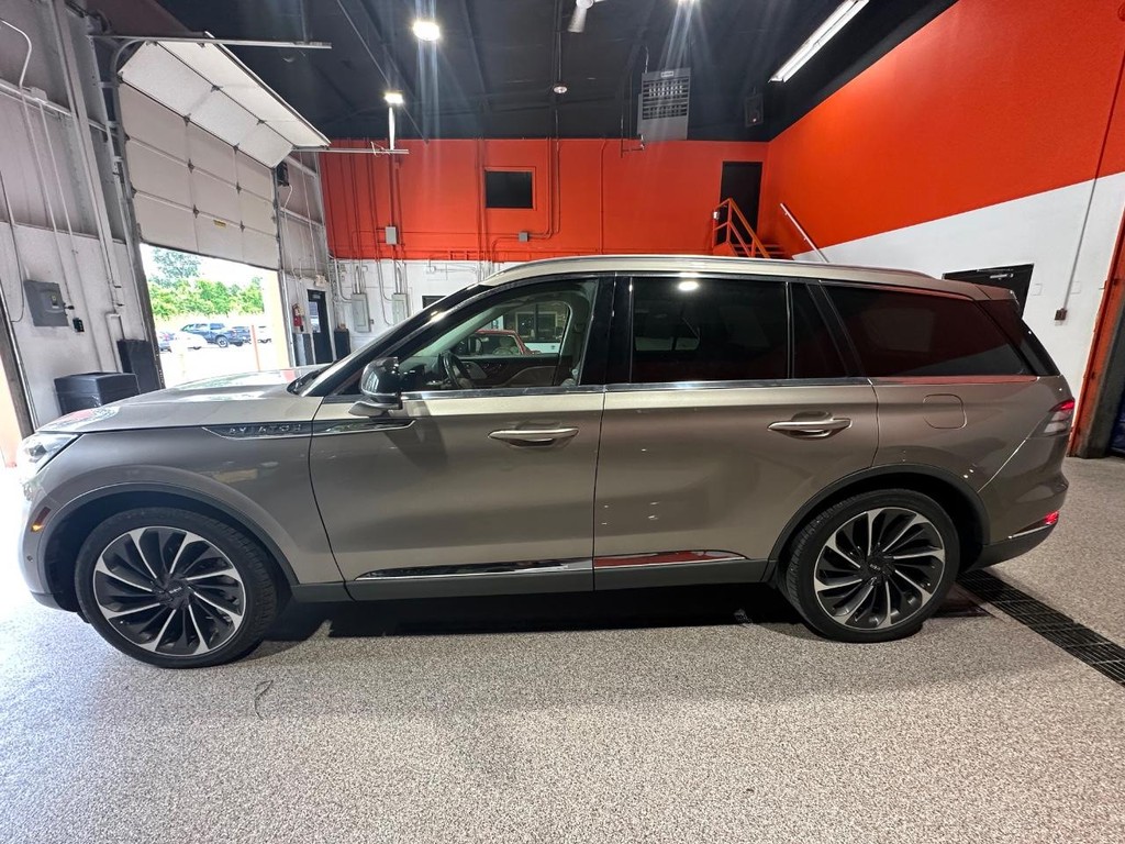 Lincoln Aviator Vehicle Full-screen Gallery Image 4