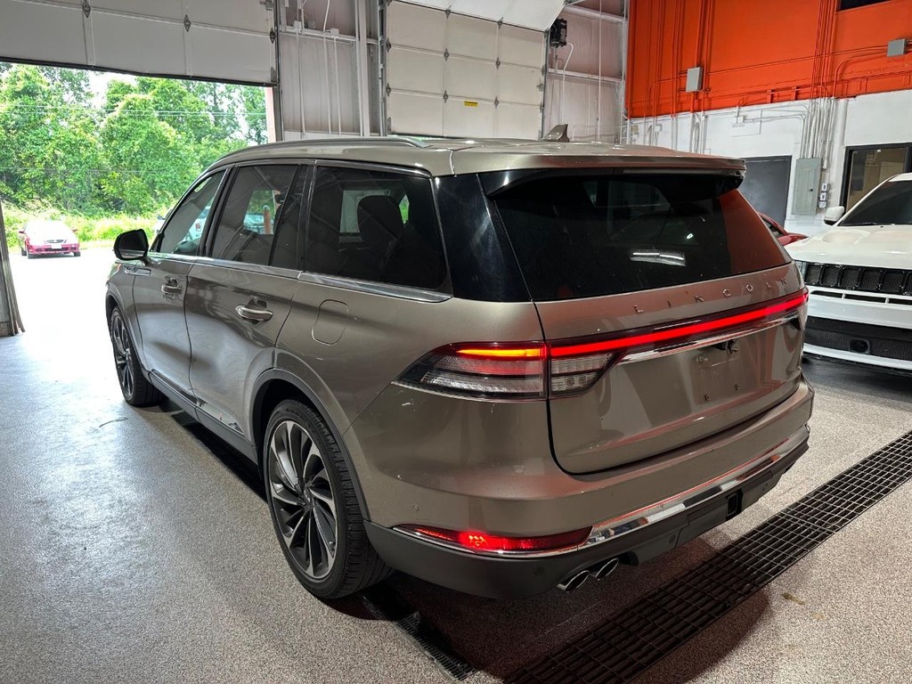 Lincoln Aviator Vehicle Full-screen Gallery Image 5
