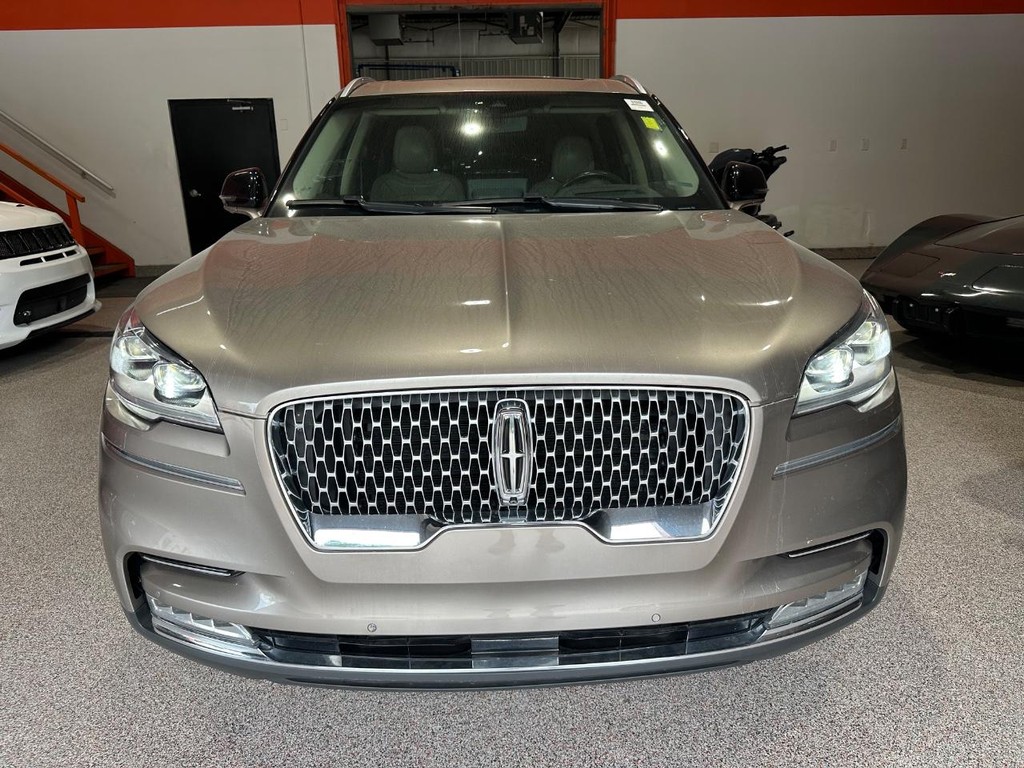 Lincoln Aviator Vehicle Full-screen Gallery Image 8