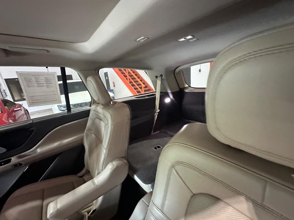 Lincoln Aviator Vehicle Full-screen Gallery Image 10