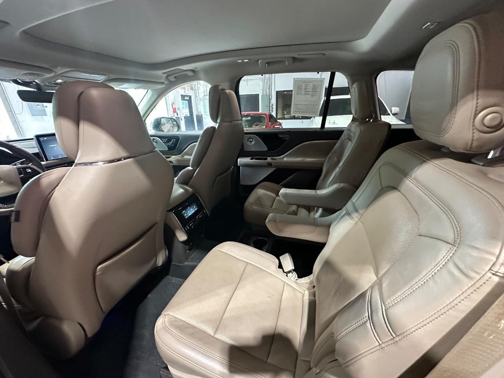 Lincoln Aviator Vehicle Full-screen Gallery Image 11