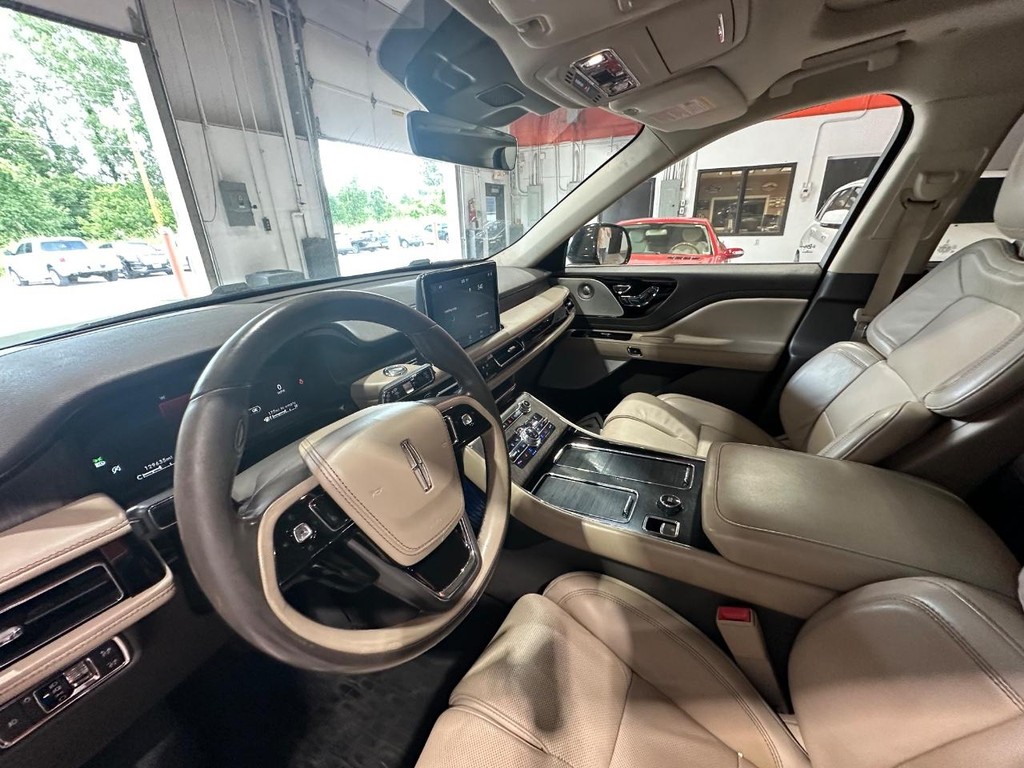 Lincoln Aviator Vehicle Full-screen Gallery Image 13