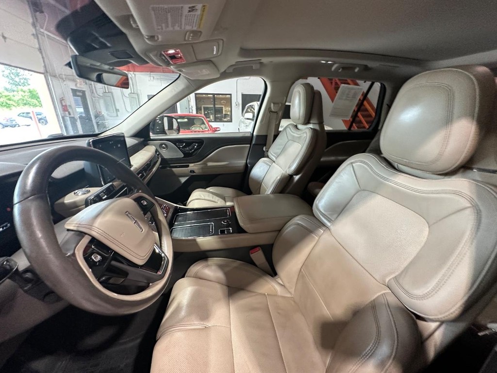 Lincoln Aviator Vehicle Full-screen Gallery Image 14