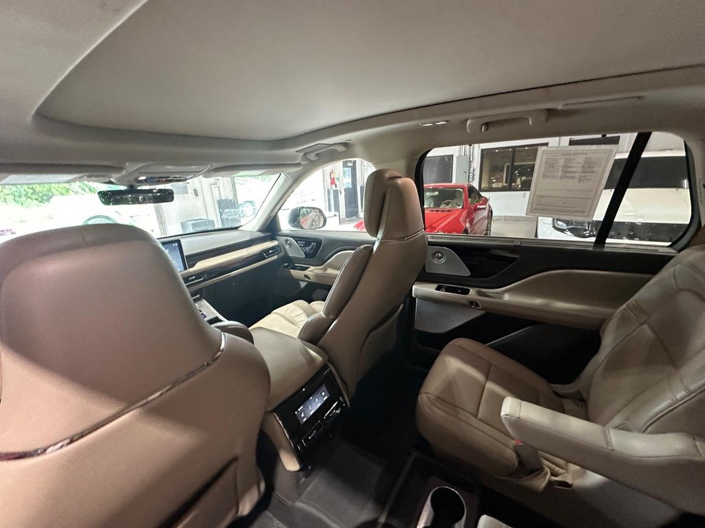 Lincoln Aviator Vehicle Full-screen Gallery Image 15