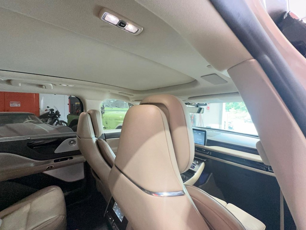 Lincoln Aviator Vehicle Full-screen Gallery Image 16