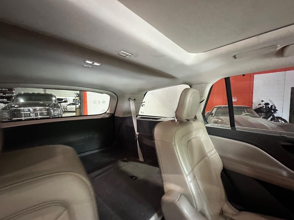 Lincoln Aviator Vehicle Full-screen Gallery Image 17