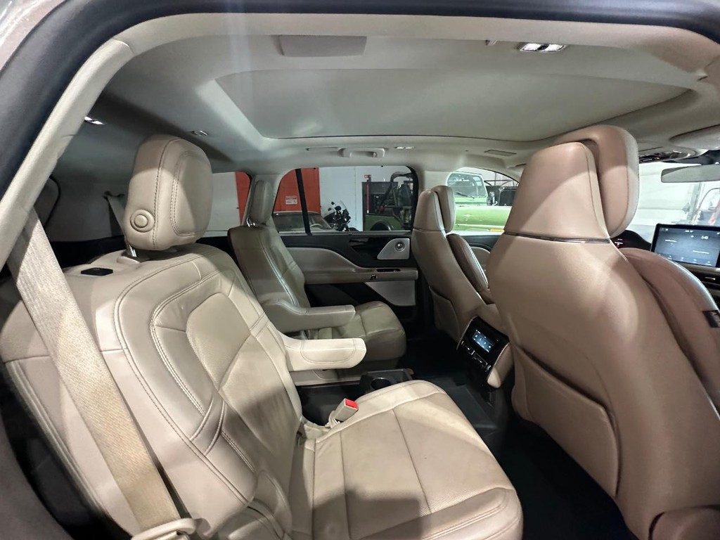 Lincoln Aviator Vehicle Full-screen Gallery Image 18