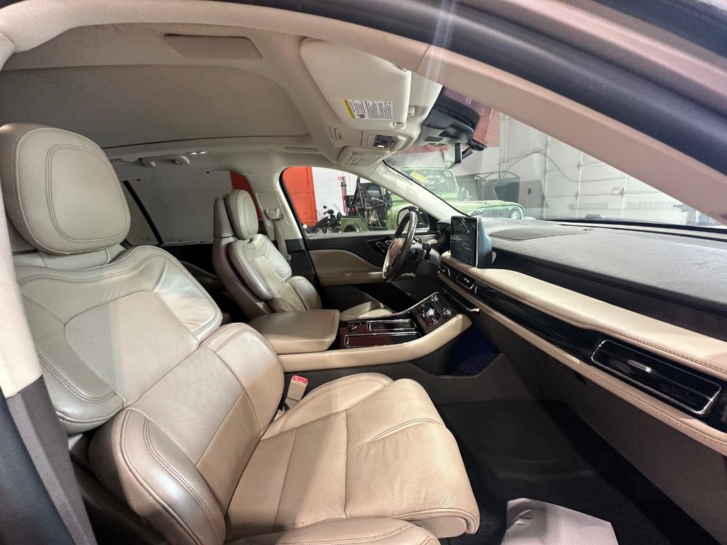 Lincoln Aviator Vehicle Full-screen Gallery Image 20