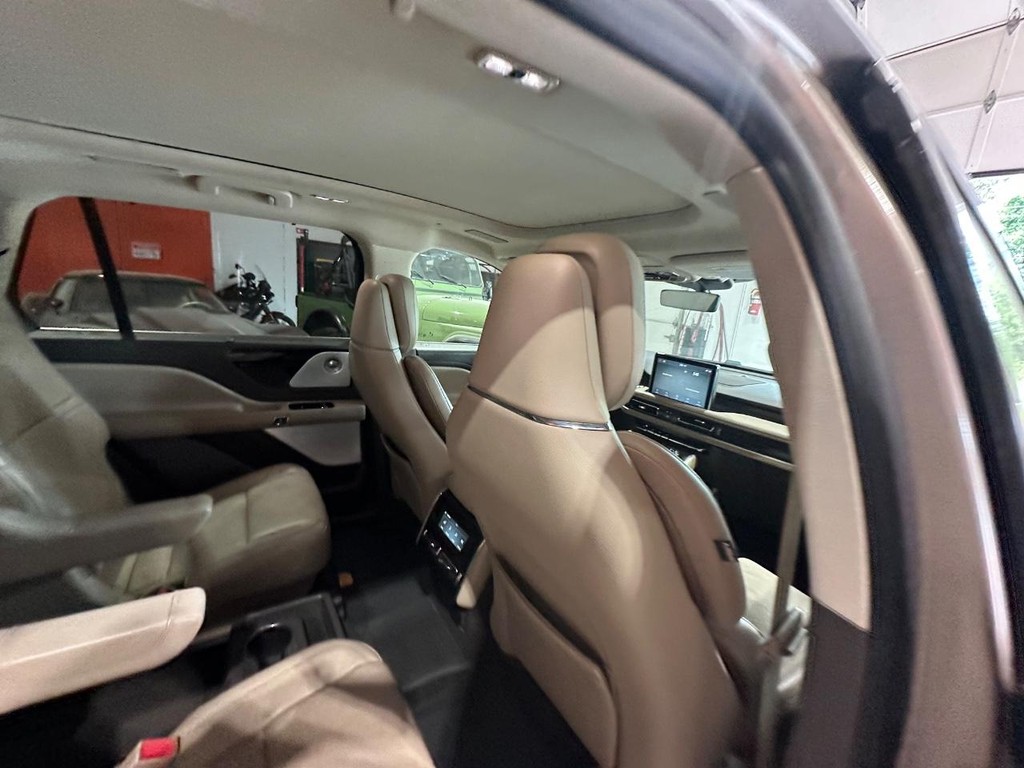Lincoln Aviator Vehicle Full-screen Gallery Image 21