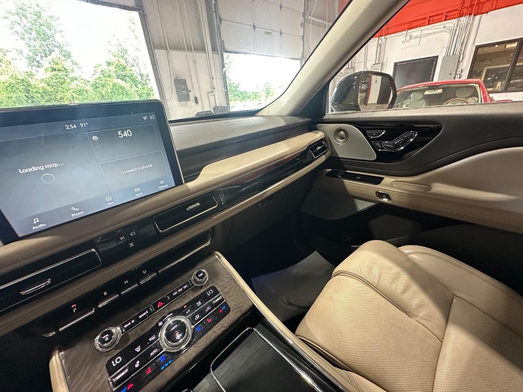Lincoln Aviator Vehicle Full-screen Gallery Image 25
