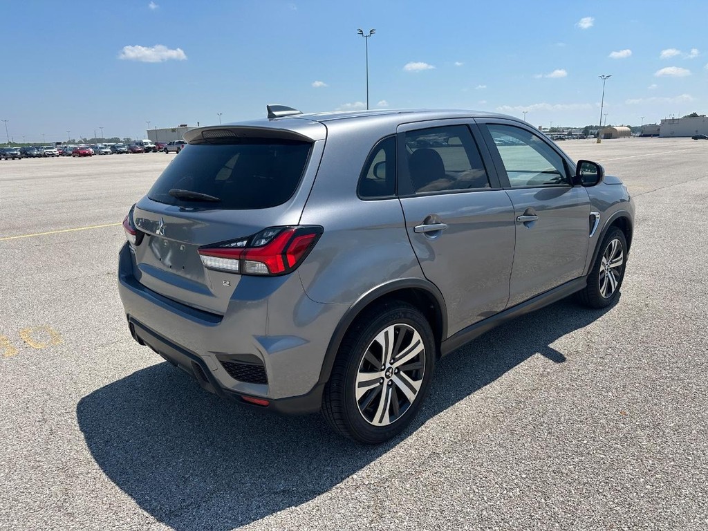 Mitsubishi Outlander Sport Vehicle Full-screen Gallery Image 3