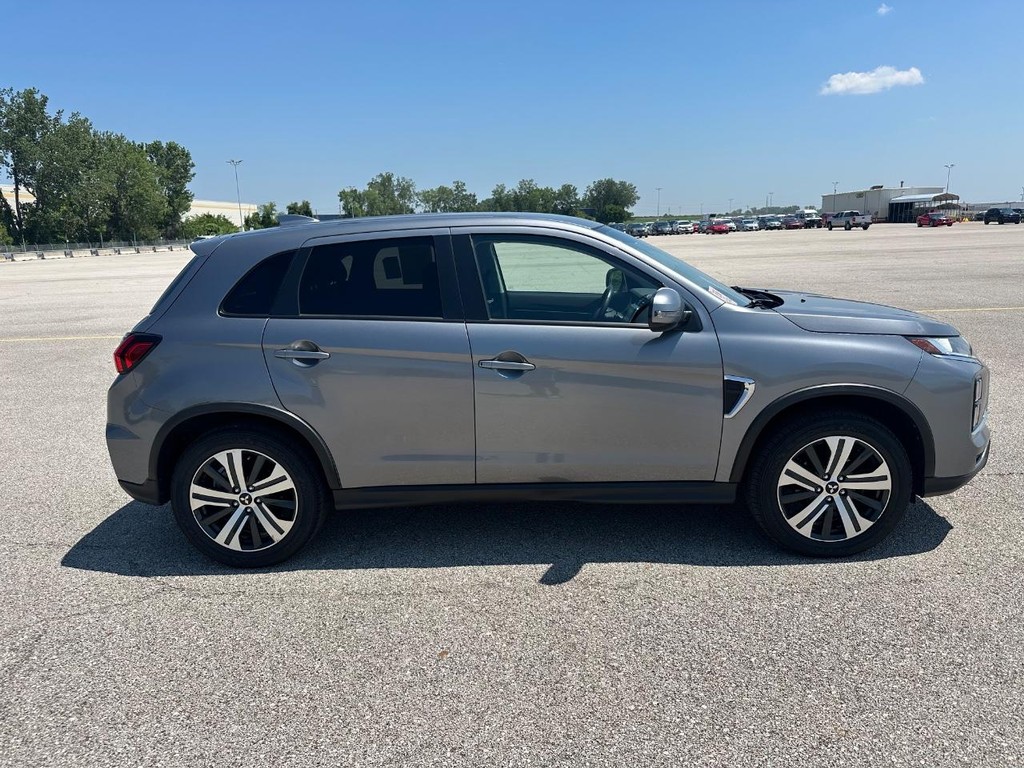 Mitsubishi Outlander Sport Vehicle Full-screen Gallery Image 4