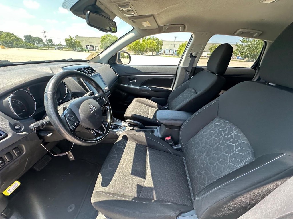 Mitsubishi Outlander Sport Vehicle Full-screen Gallery Image 12