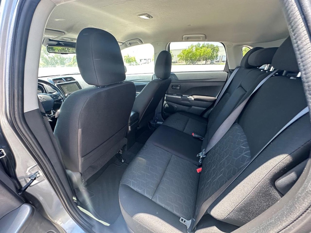 Mitsubishi Outlander Sport Vehicle Full-screen Gallery Image 13