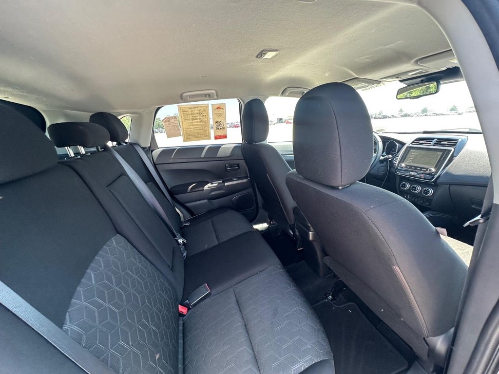 Mitsubishi Outlander Sport Vehicle Full-screen Gallery Image 14