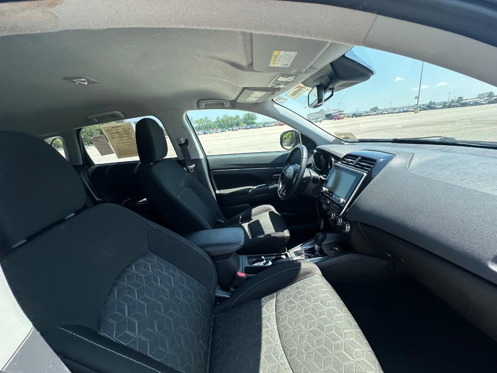Mitsubishi Outlander Sport Vehicle Full-screen Gallery Image 15