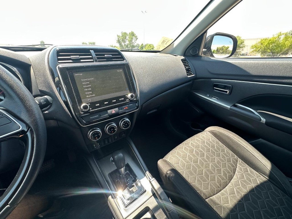 Mitsubishi Outlander Sport Vehicle Full-screen Gallery Image 18