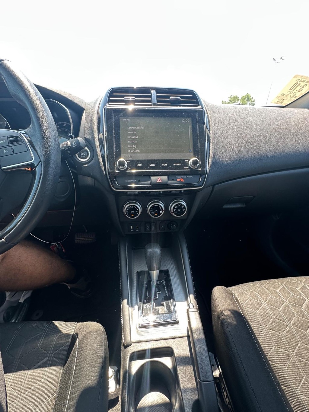 Mitsubishi Outlander Sport Vehicle Full-screen Gallery Image 19